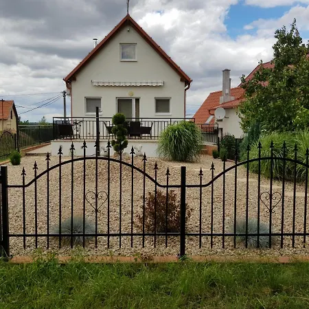 Anna S Vinnym Sklepem Apartment
