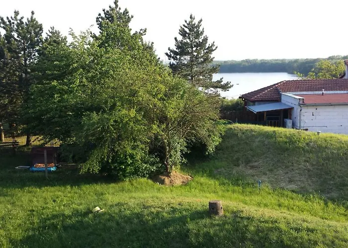 Anna S Vinnym Sklepem شقة